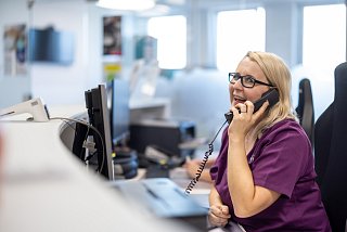 Telefonierende Mitarbeiterin des Praxis-Teams am Empfang